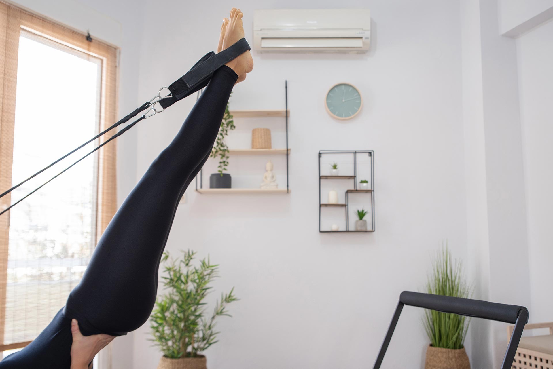 young-woman-exercising-on-pilates-reformer-bed-2021-08-26-15-59-35-utc-(4)